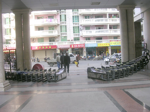 区业主跟物业vU纷区?sh)动门被掀?